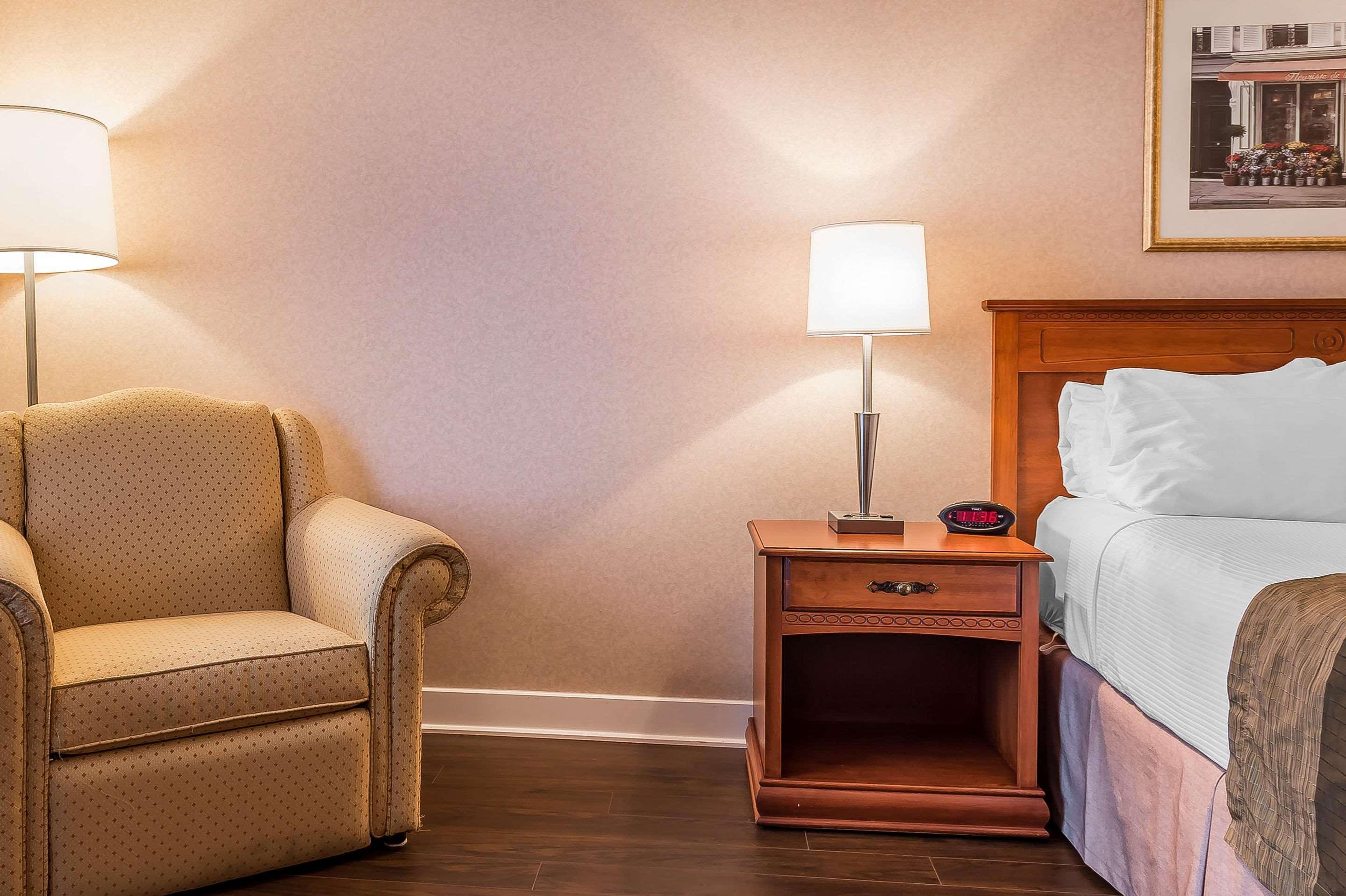 Quality Inn & Suites Хоксбъри Екстериор снимка