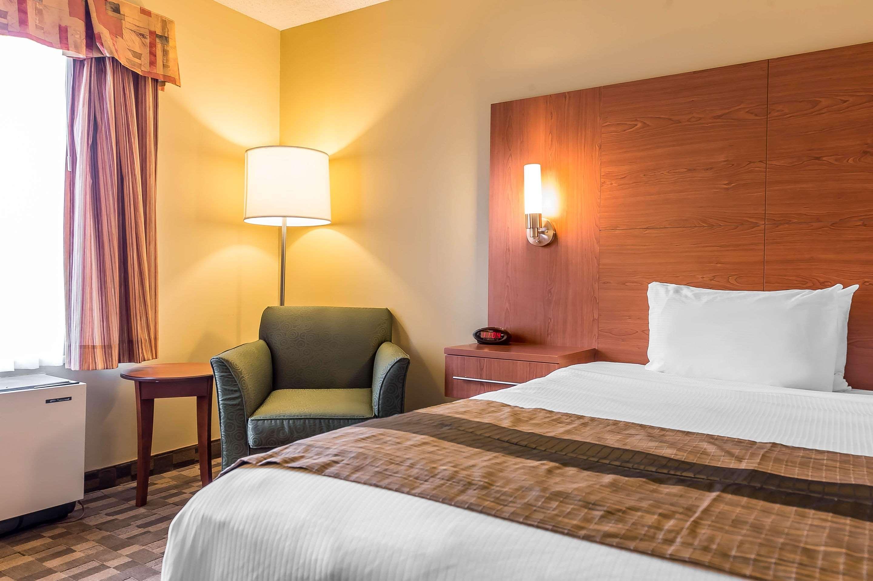 Quality Inn & Suites Хоксбъри Екстериор снимка