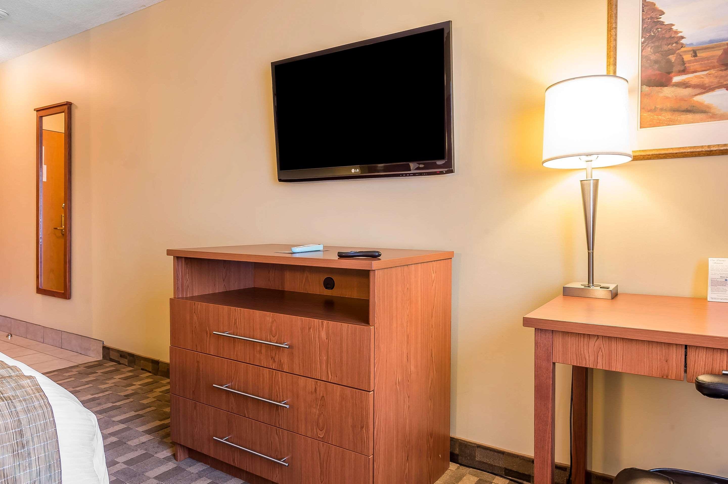 Quality Inn & Suites Хоксбъри Екстериор снимка