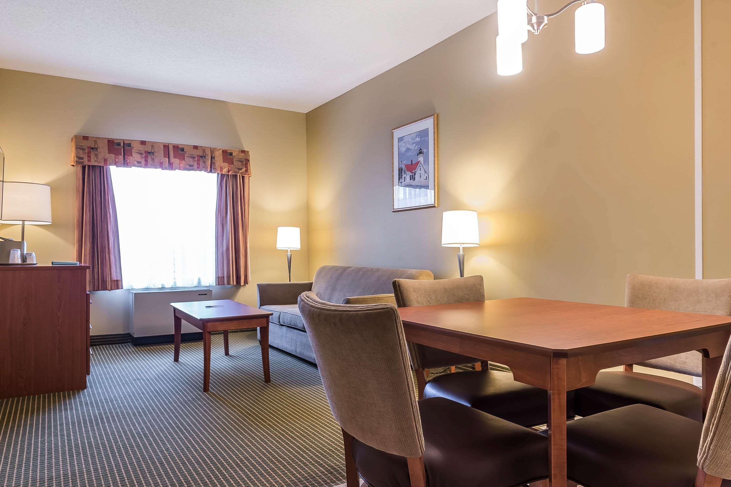 Quality Inn & Suites Хоксбъри Екстериор снимка