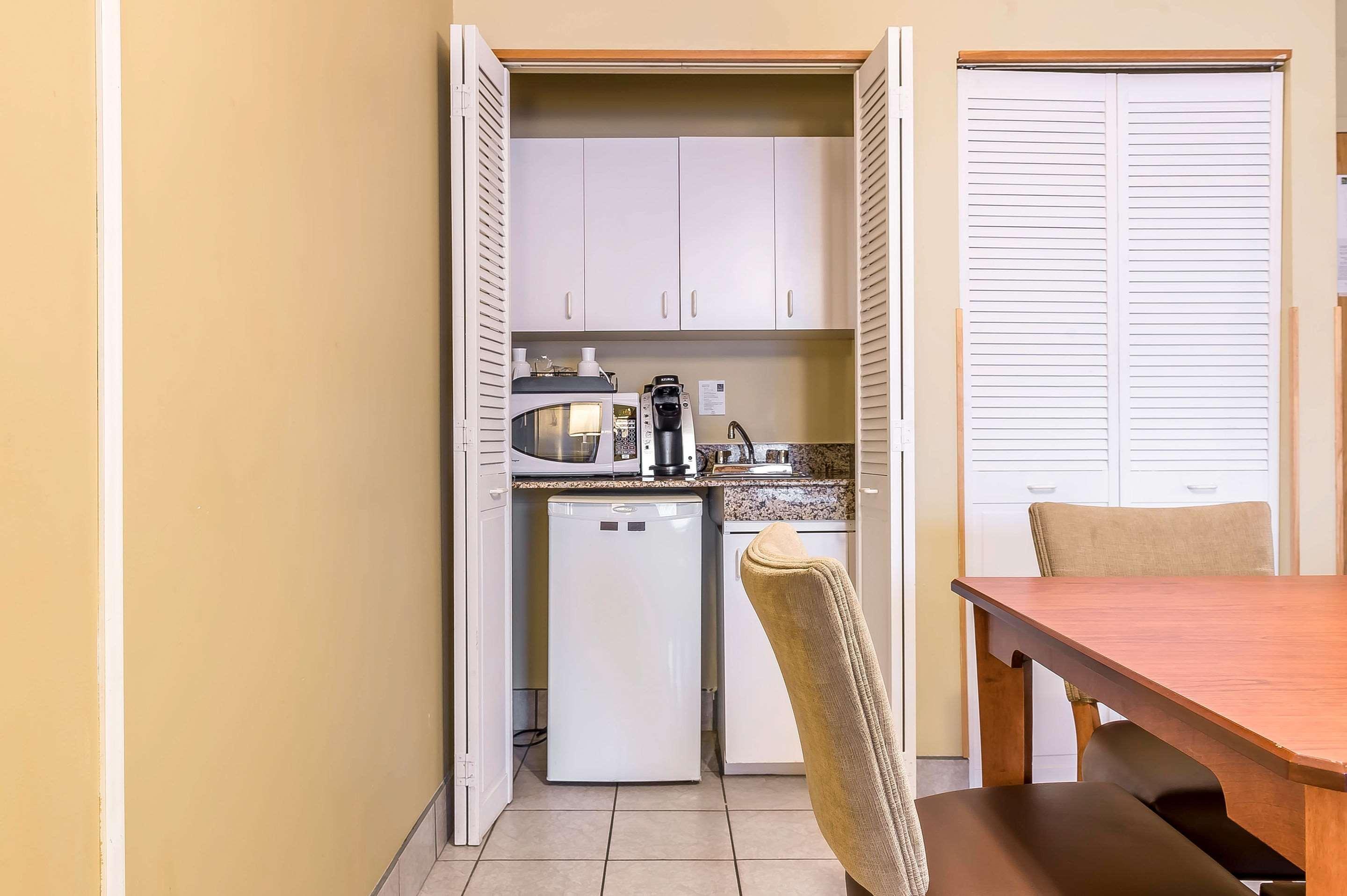 Quality Inn & Suites Хоксбъри Екстериор снимка