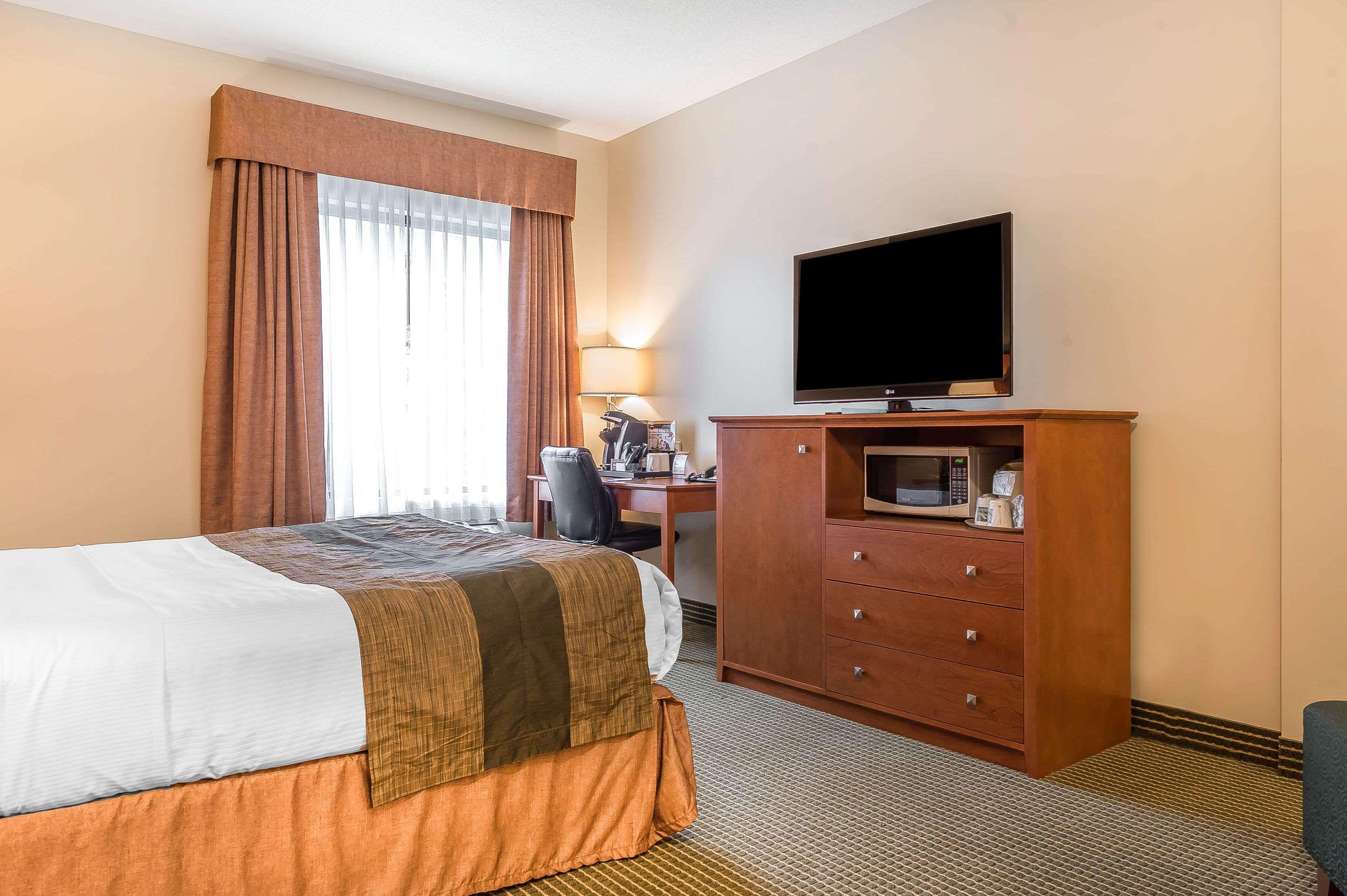 Quality Inn & Suites Хоксбъри Екстериор снимка