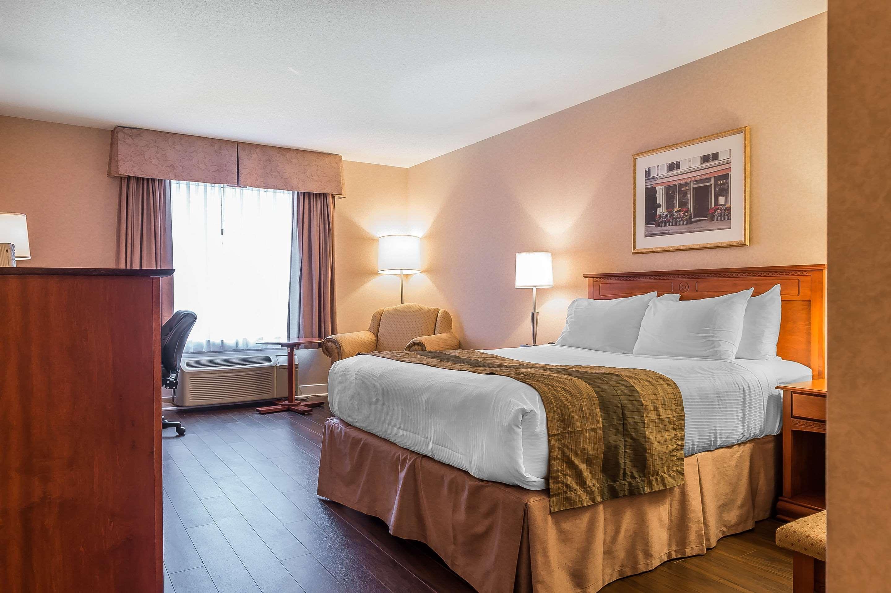 Quality Inn & Suites Хоксбъри Екстериор снимка