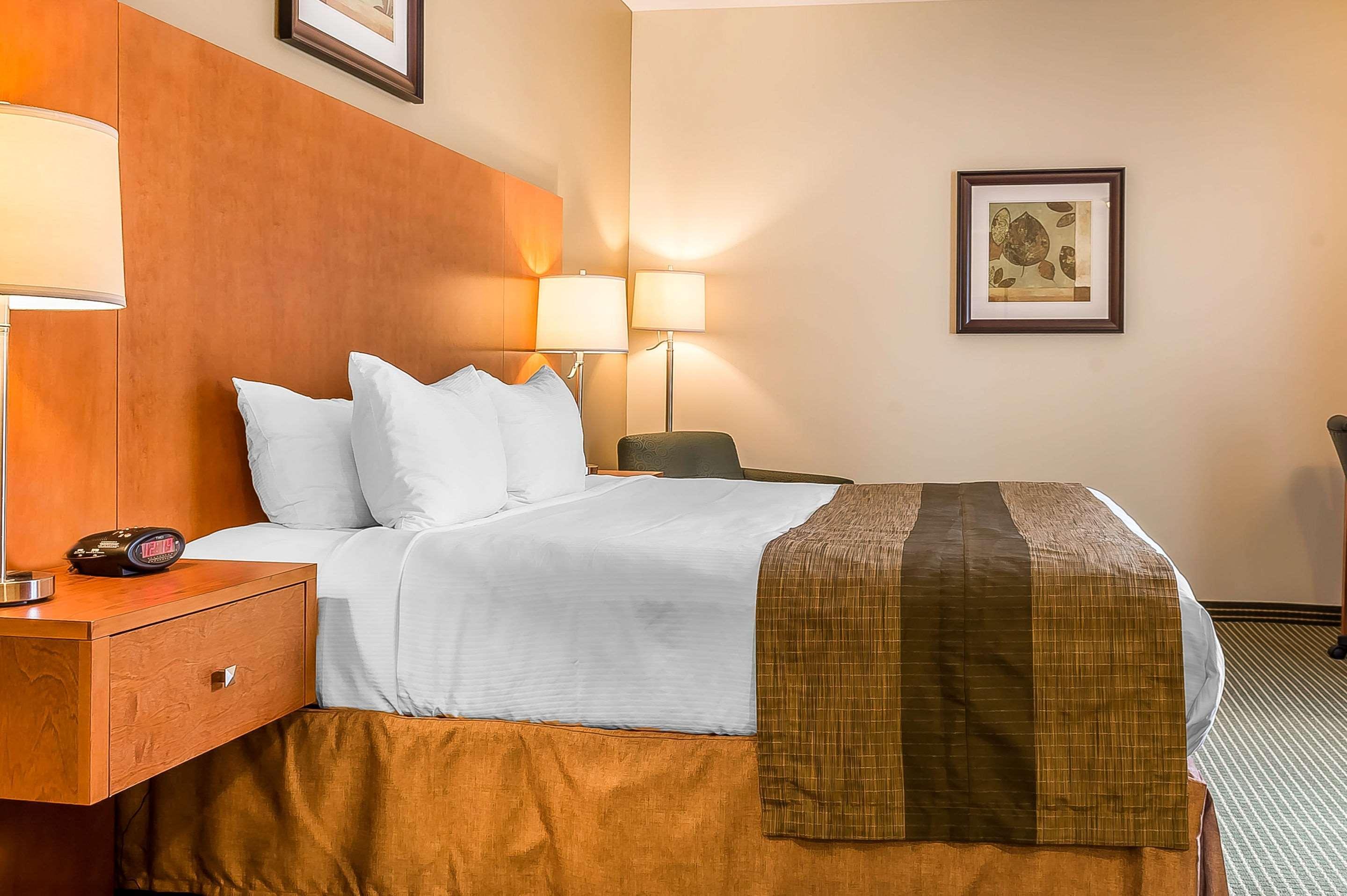 Quality Inn & Suites Хоксбъри Екстериор снимка