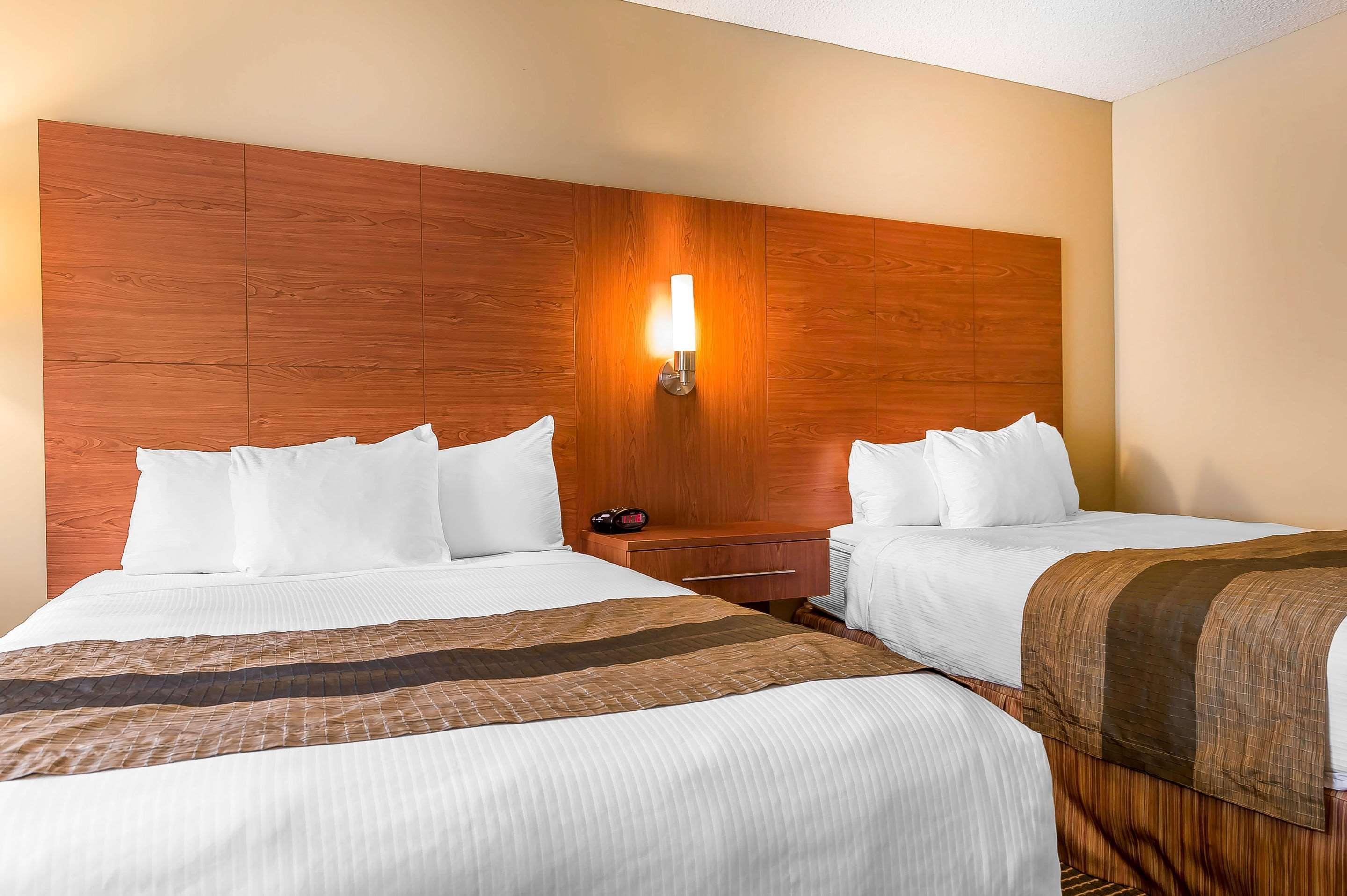 Quality Inn & Suites Хоксбъри Екстериор снимка
