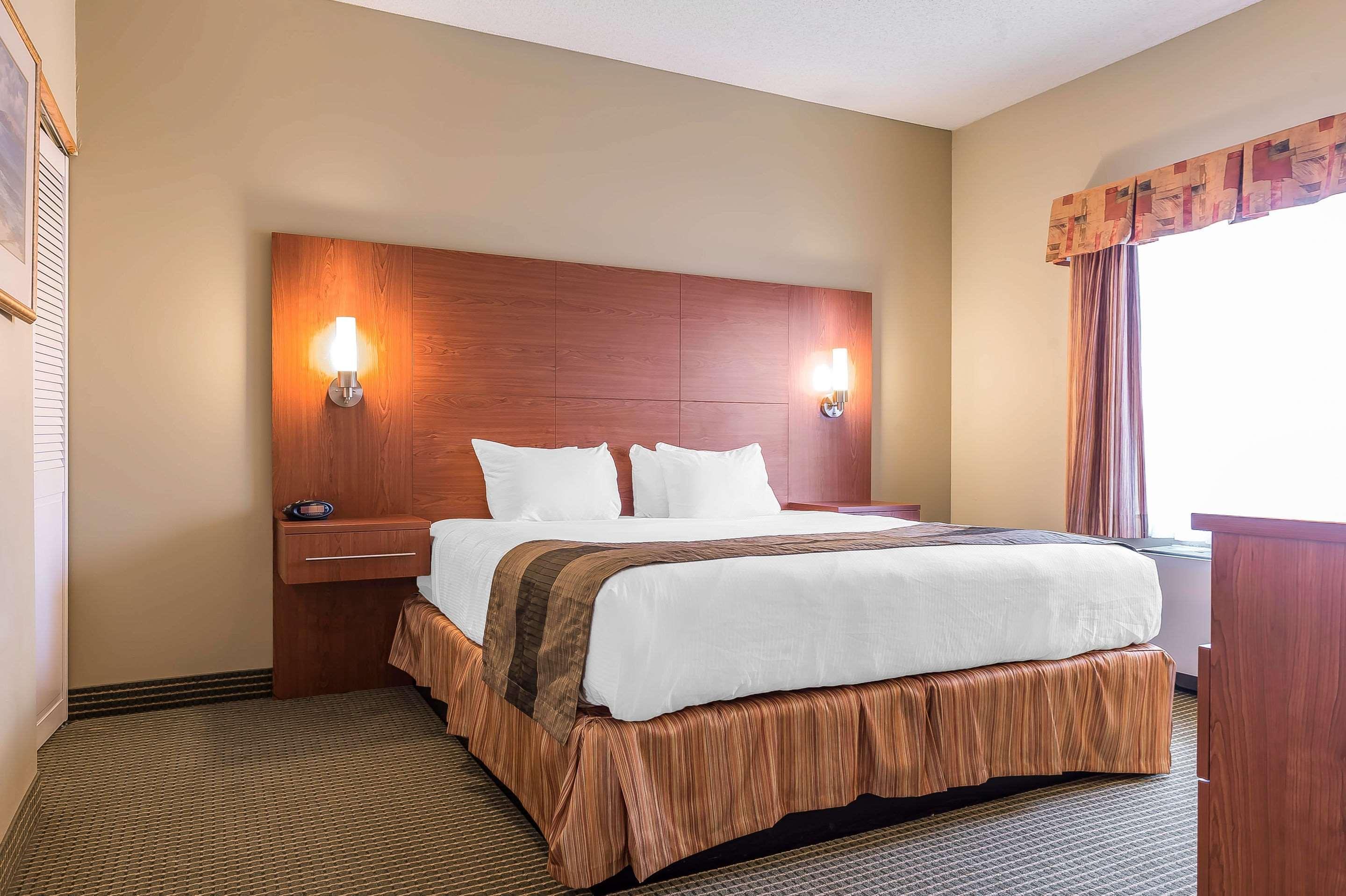 Quality Inn & Suites Хоксбъри Екстериор снимка