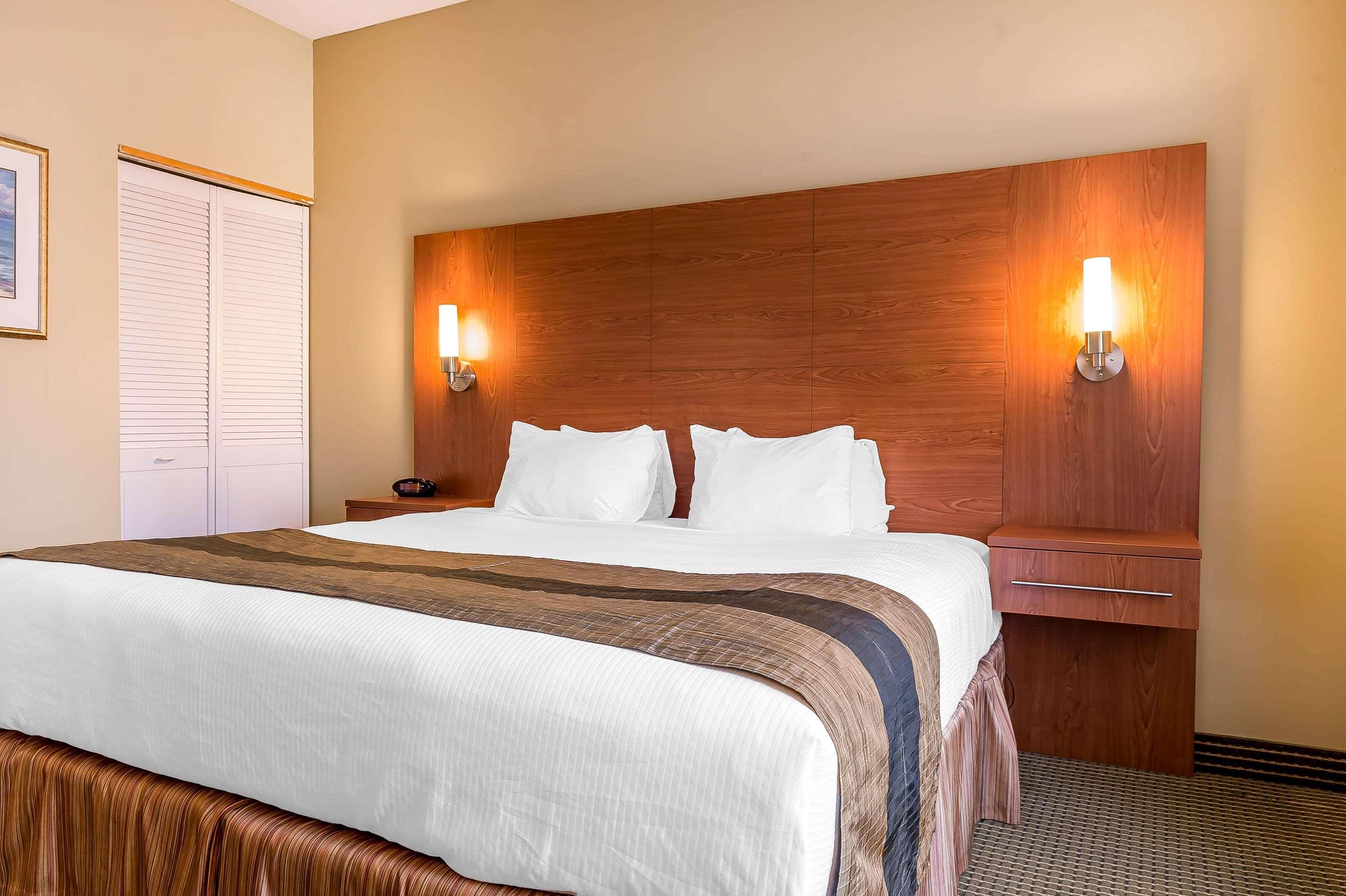 Quality Inn & Suites Хоксбъри Екстериор снимка