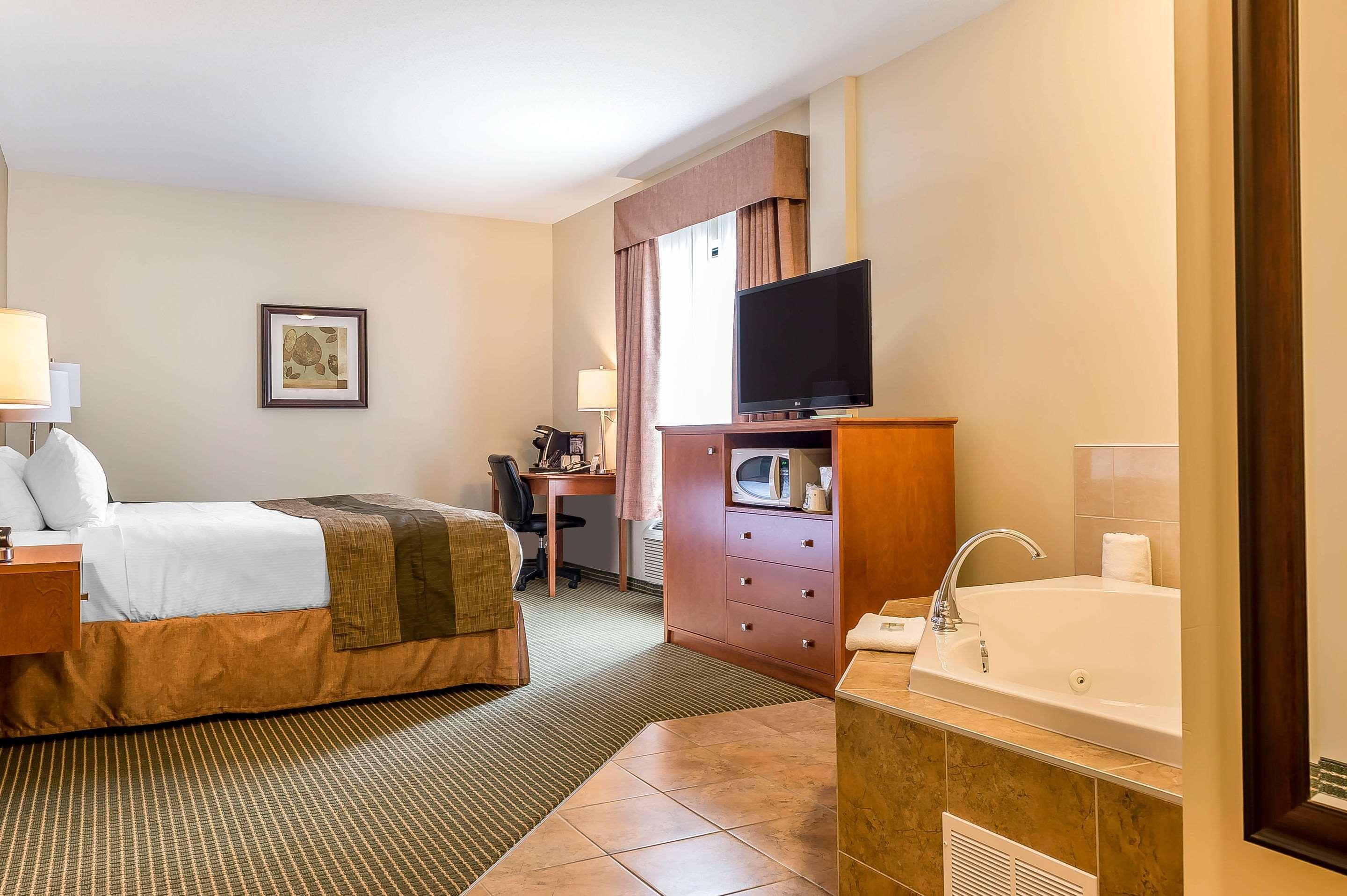 Quality Inn & Suites Хоксбъри Екстериор снимка