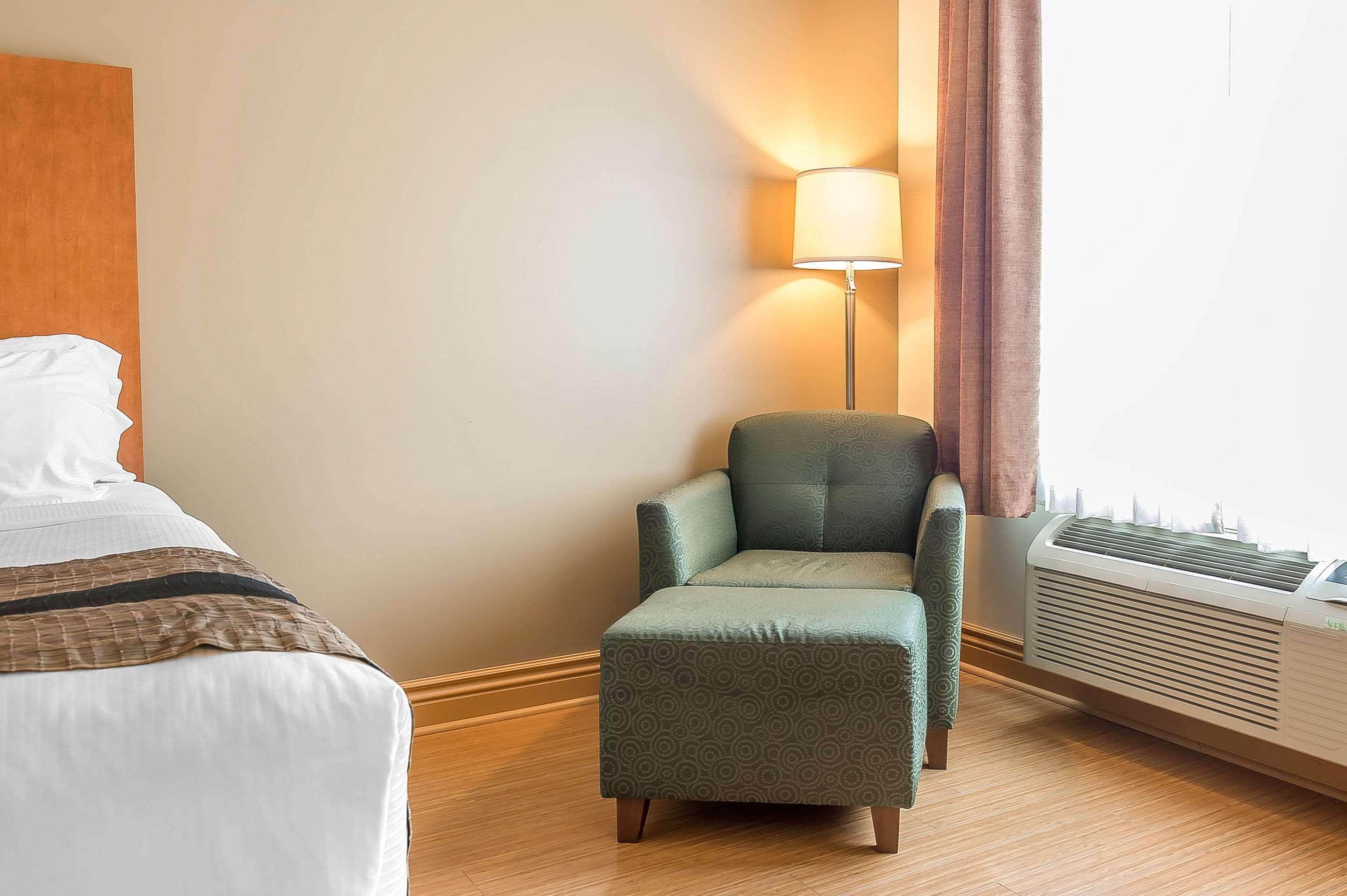 Quality Inn & Suites Хоксбъри Екстериор снимка