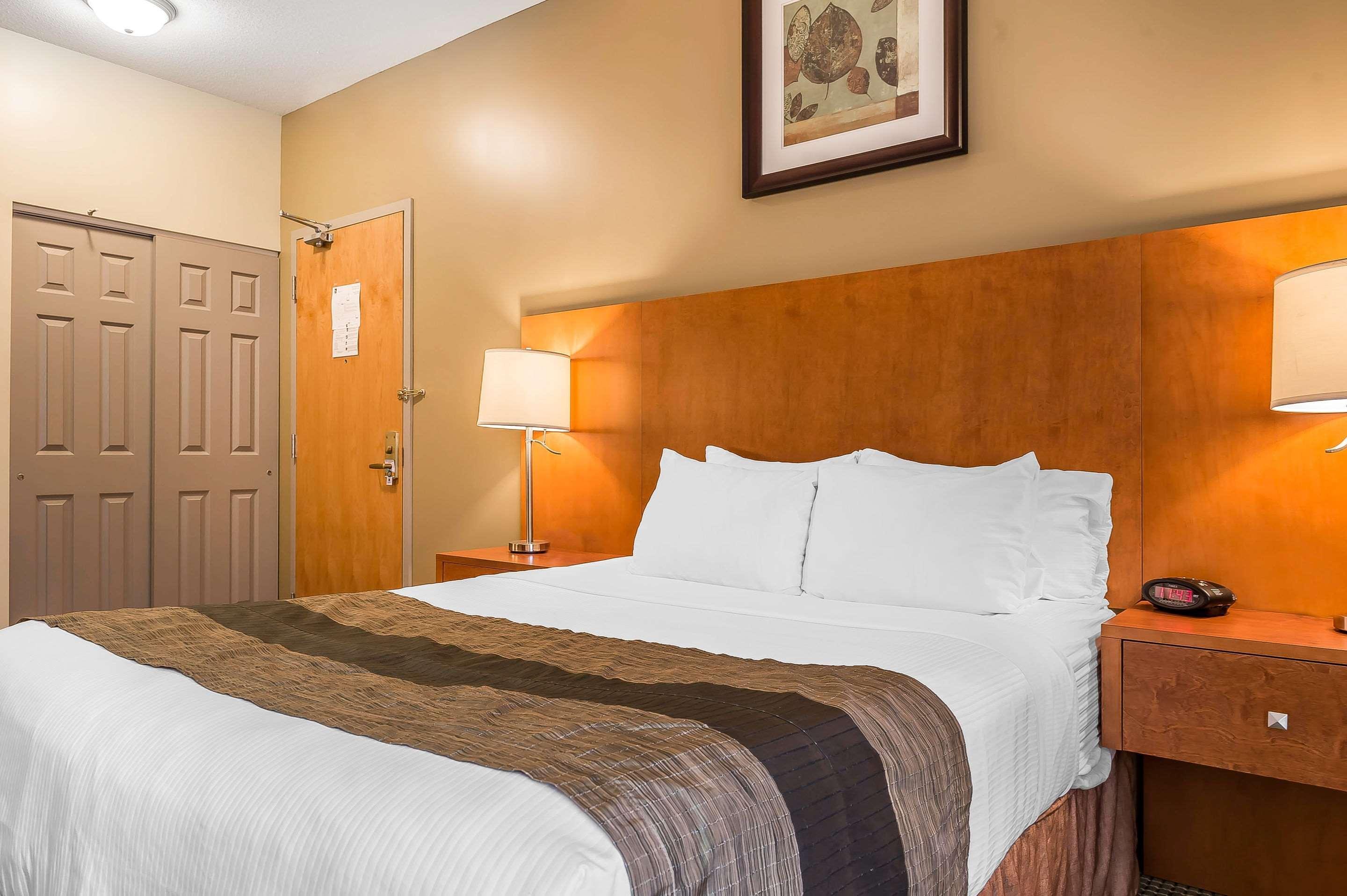 Quality Inn & Suites Хоксбъри Екстериор снимка
