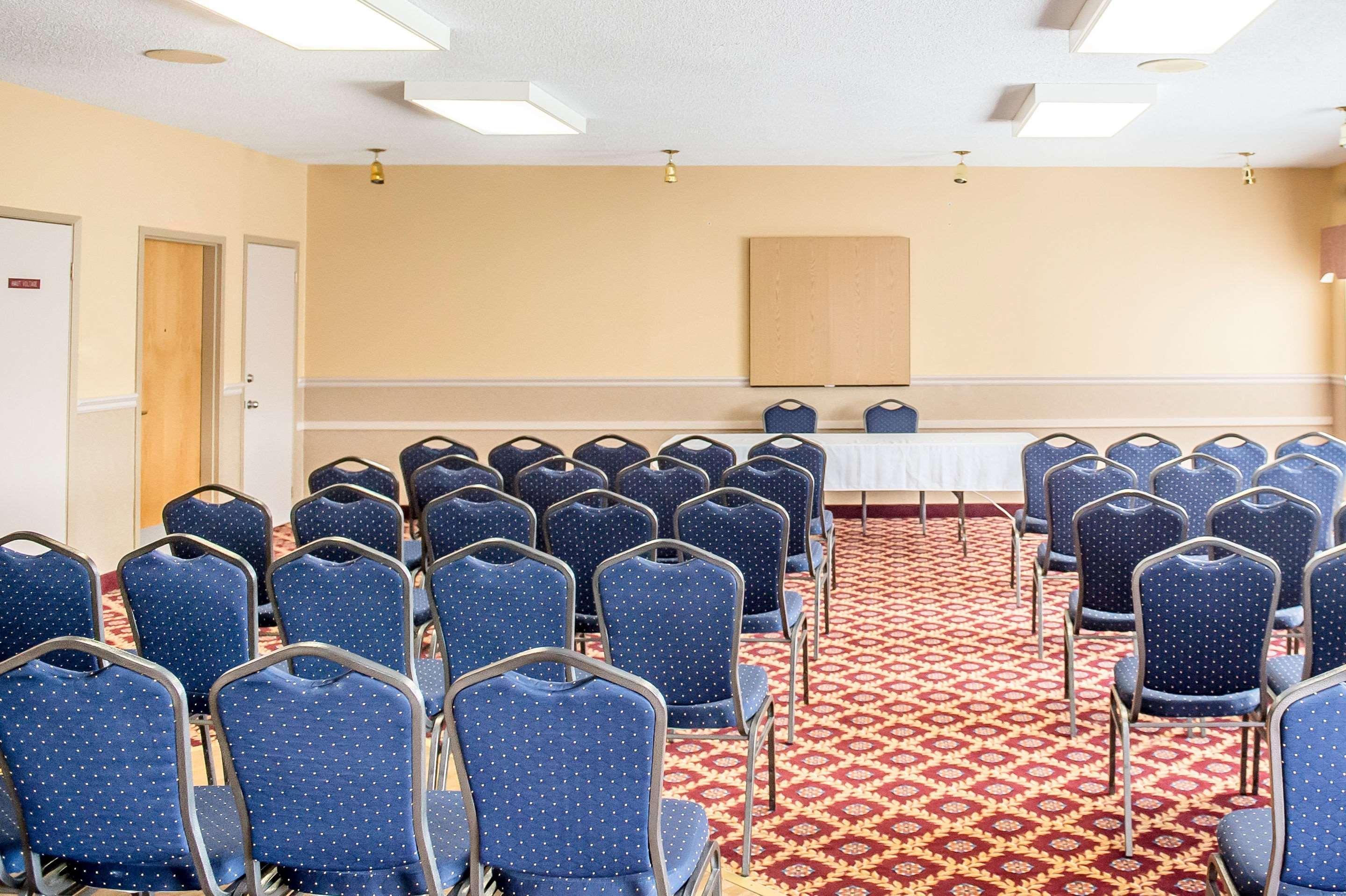 Quality Inn & Suites Хоксбъри Екстериор снимка