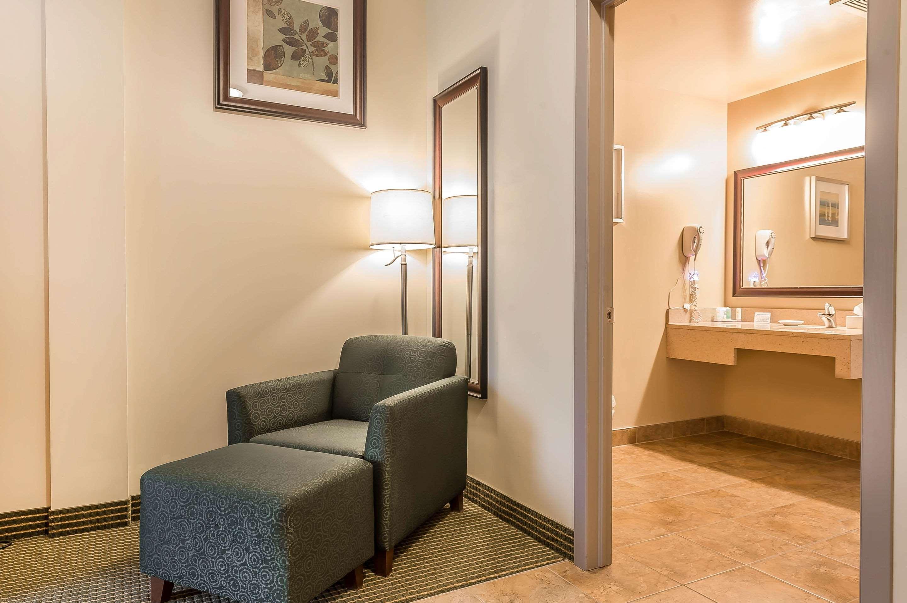 Quality Inn & Suites Хоксбъри Екстериор снимка