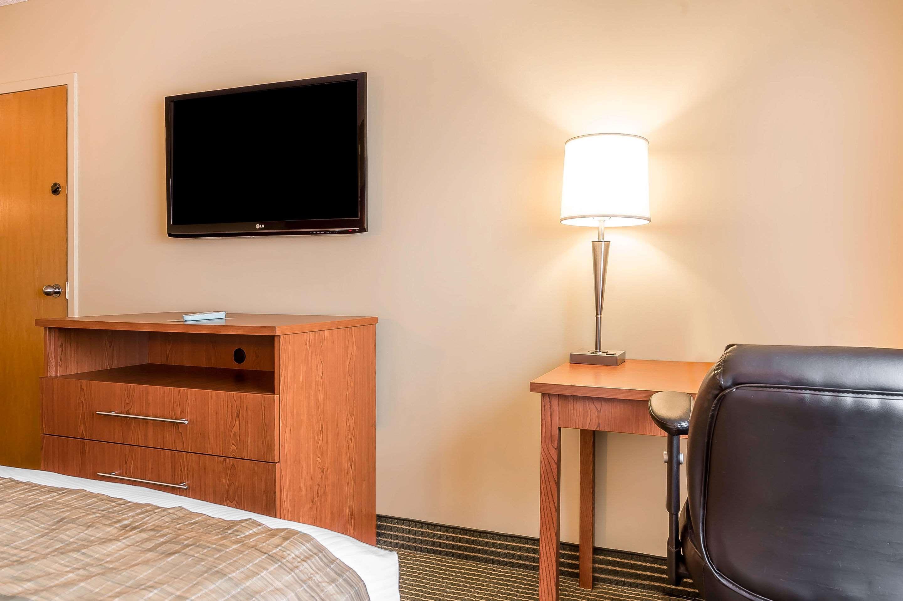 Quality Inn & Suites Хоксбъри Екстериор снимка