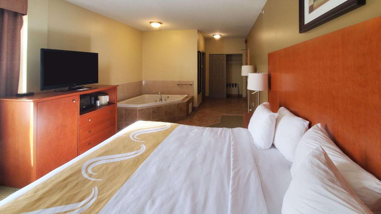 Quality Inn & Suites Хоксбъри Екстериор снимка