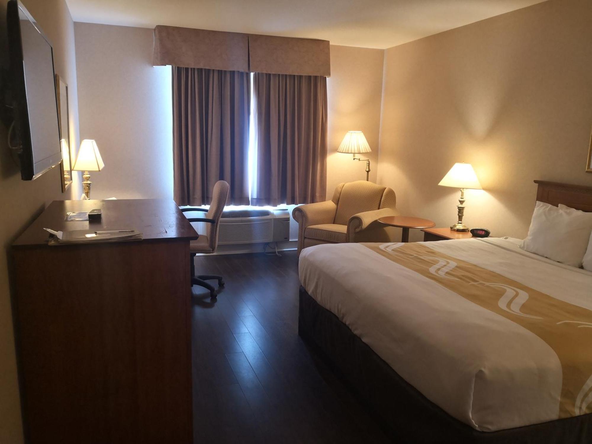 Quality Inn & Suites Хоксбъри Екстериор снимка