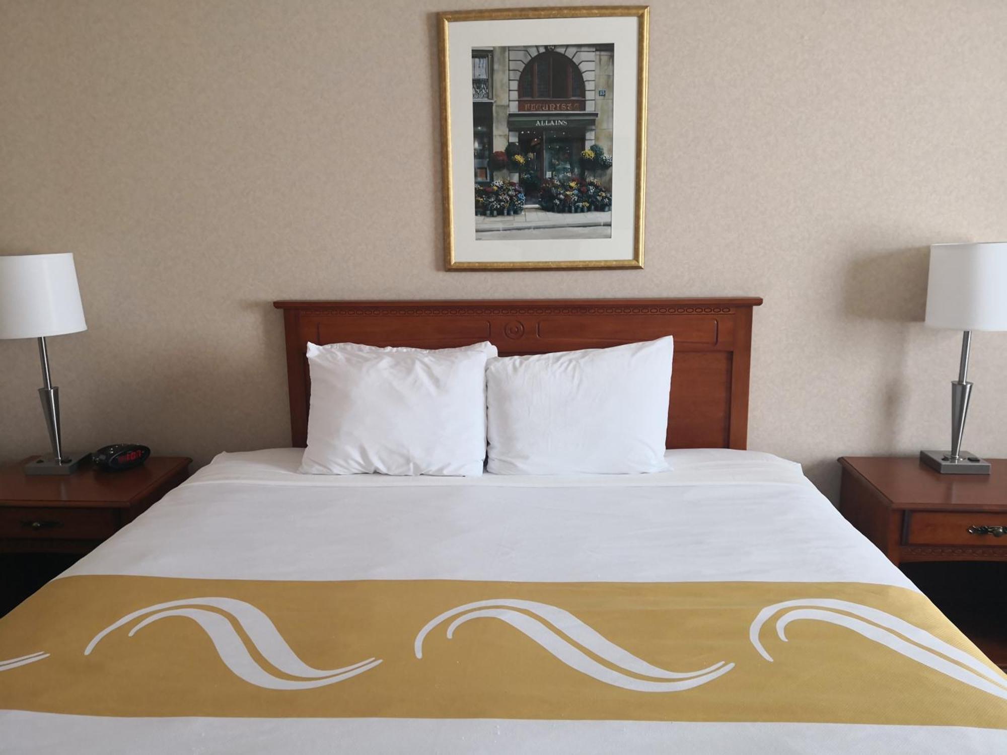 Quality Inn & Suites Хоксбъри Екстериор снимка