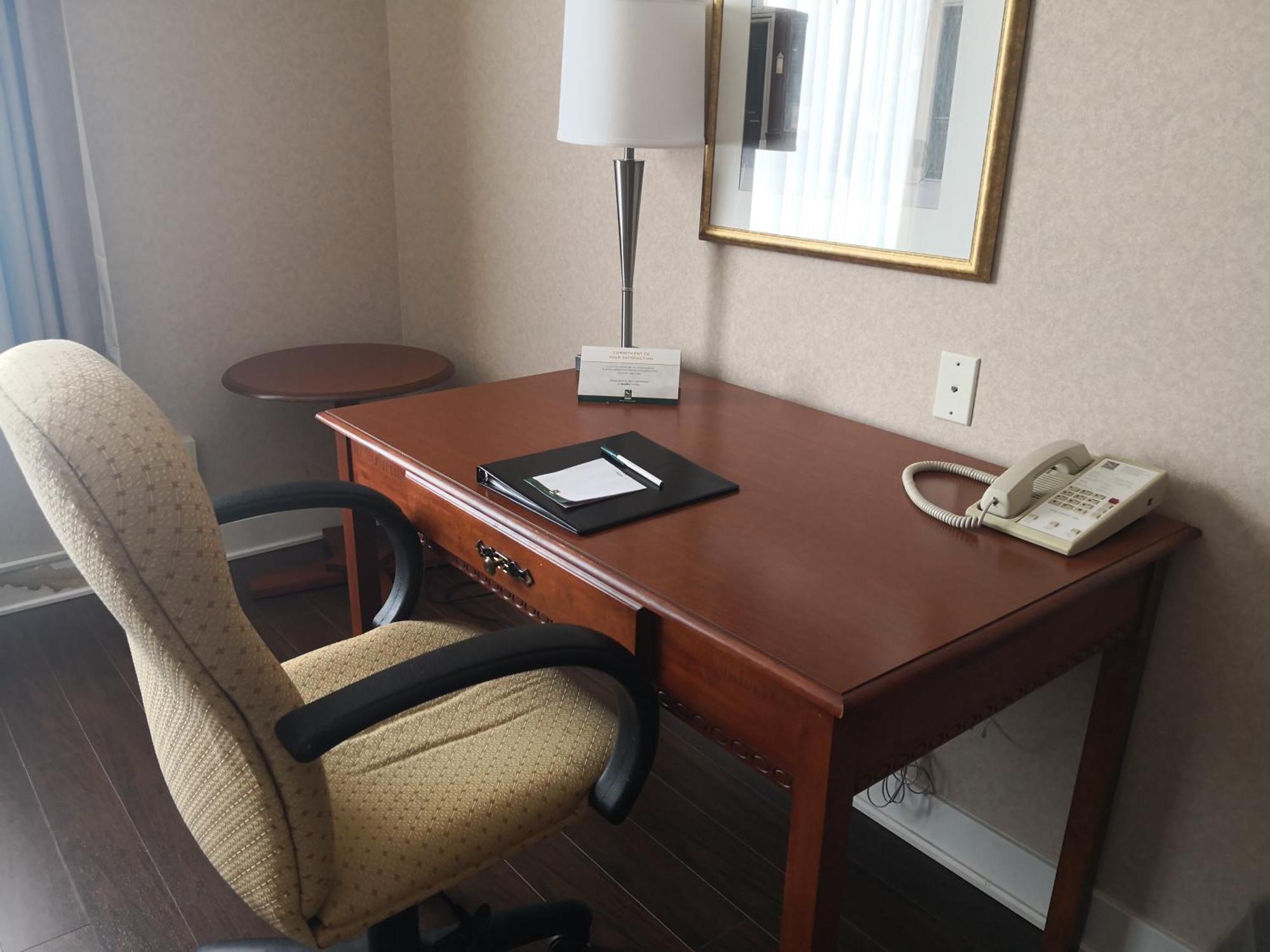 Quality Inn & Suites Хоксбъри Екстериор снимка