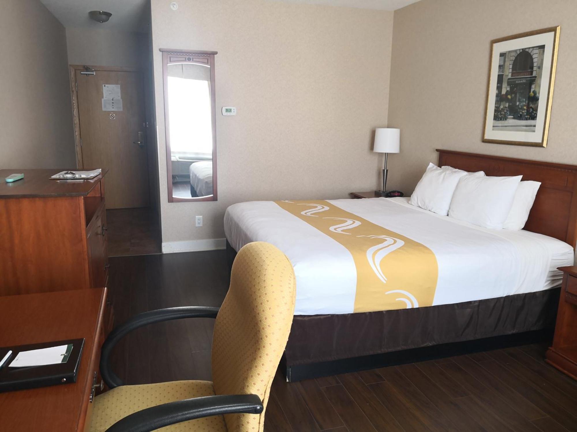 Quality Inn & Suites Хоксбъри Екстериор снимка