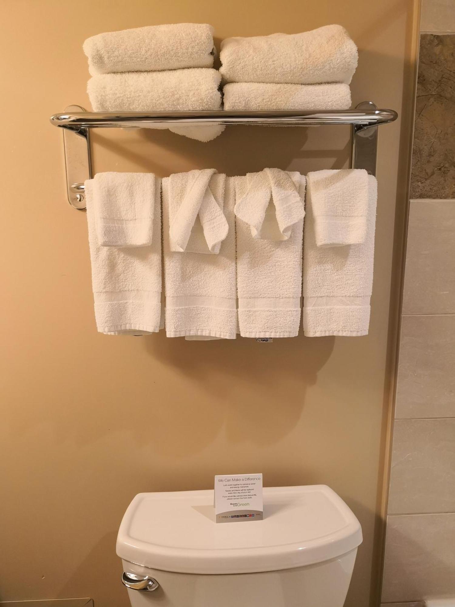 Quality Inn & Suites Хоксбъри Екстериор снимка