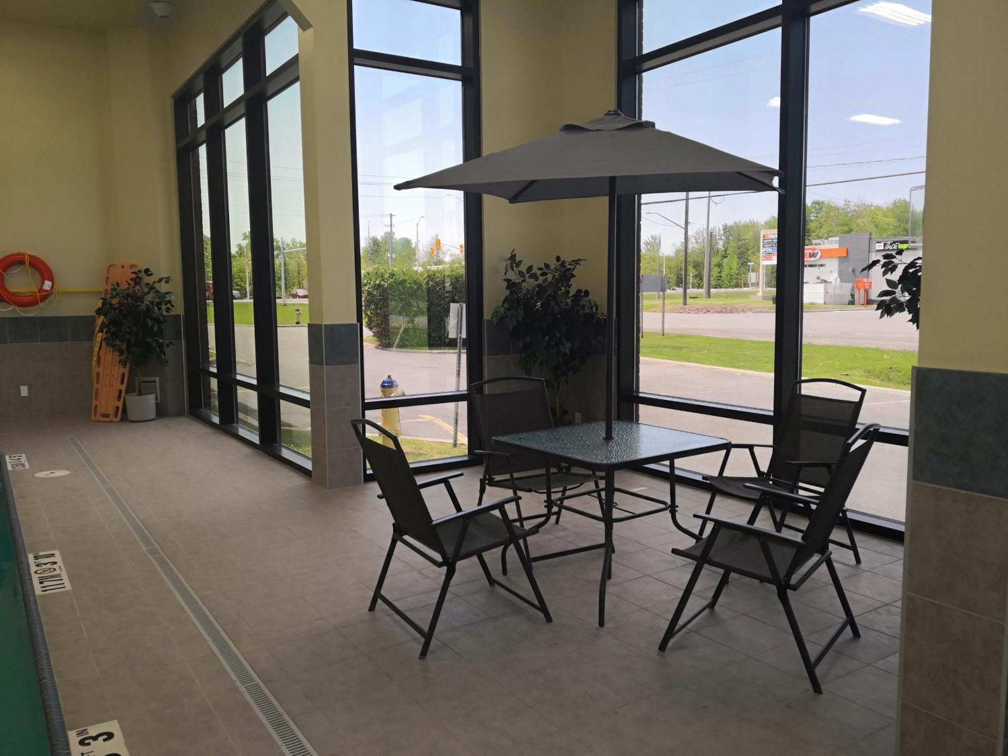 Quality Inn & Suites Хоксбъри Екстериор снимка