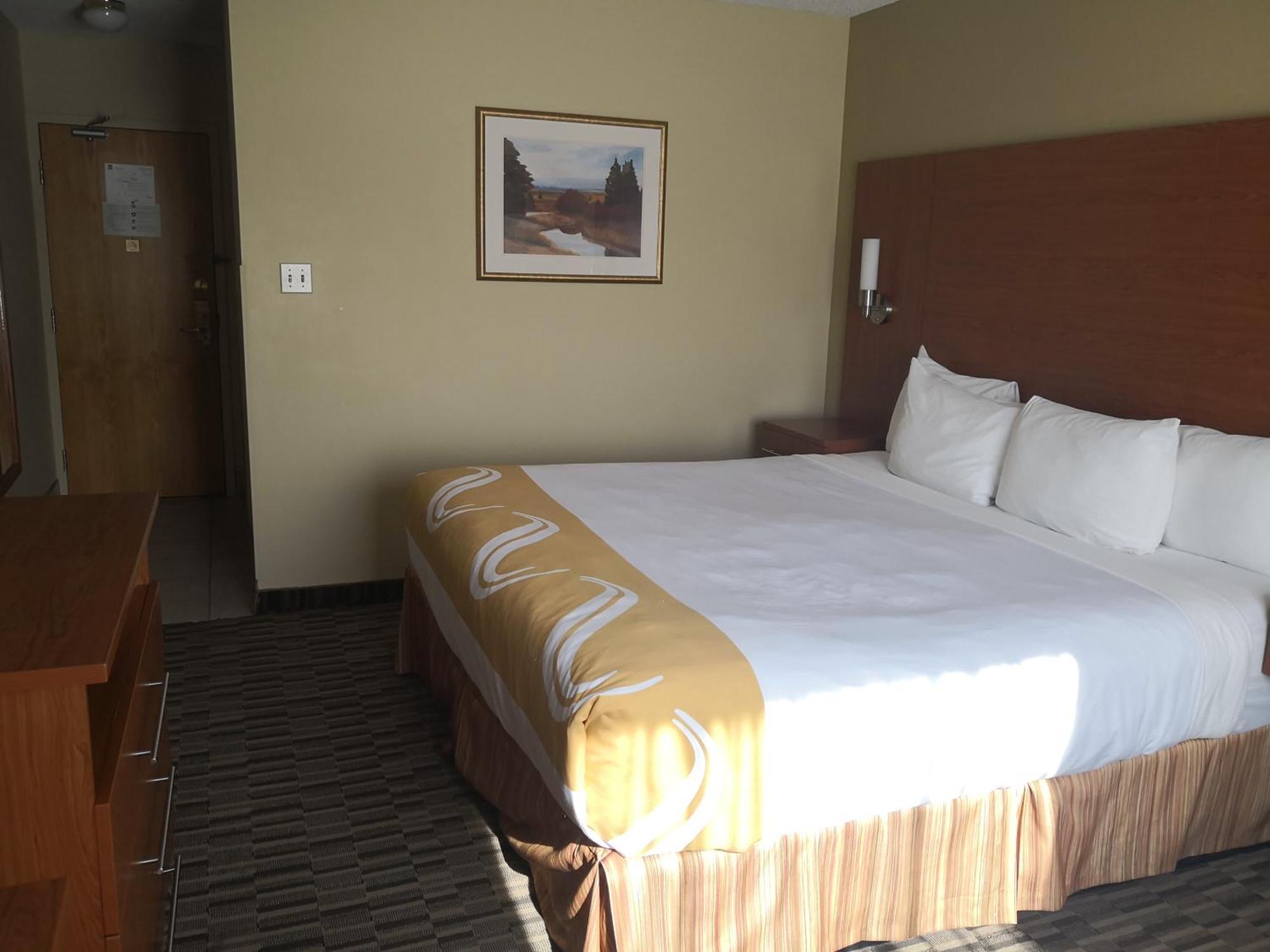 Quality Inn & Suites Хоксбъри Екстериор снимка