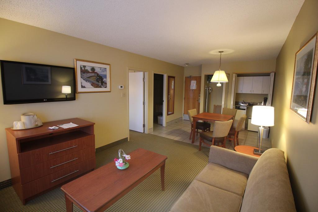 Quality Inn & Suites Хоксбъри Екстериор снимка