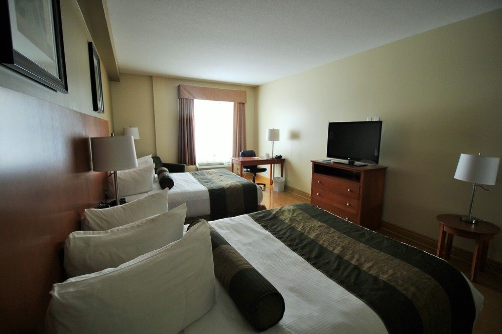 Quality Inn & Suites Хоксбъри Екстериор снимка