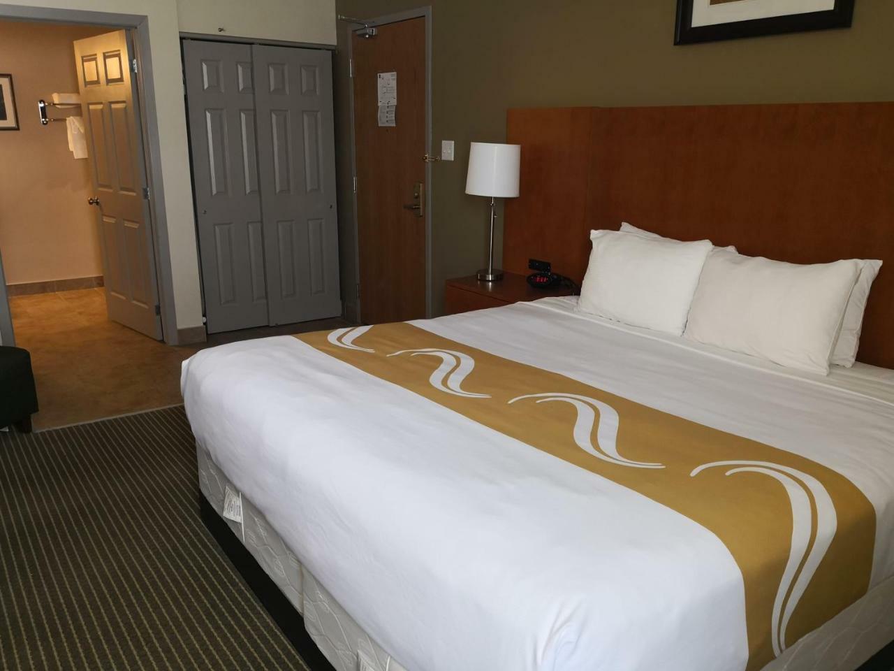 Quality Inn & Suites Хоксбъри Екстериор снимка