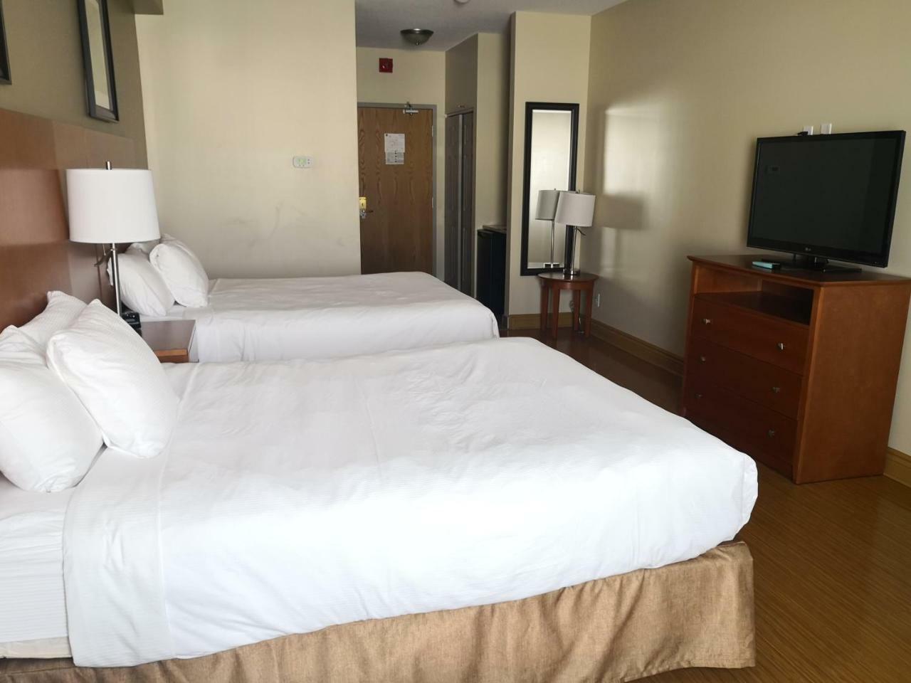 Quality Inn & Suites Хоксбъри Екстериор снимка