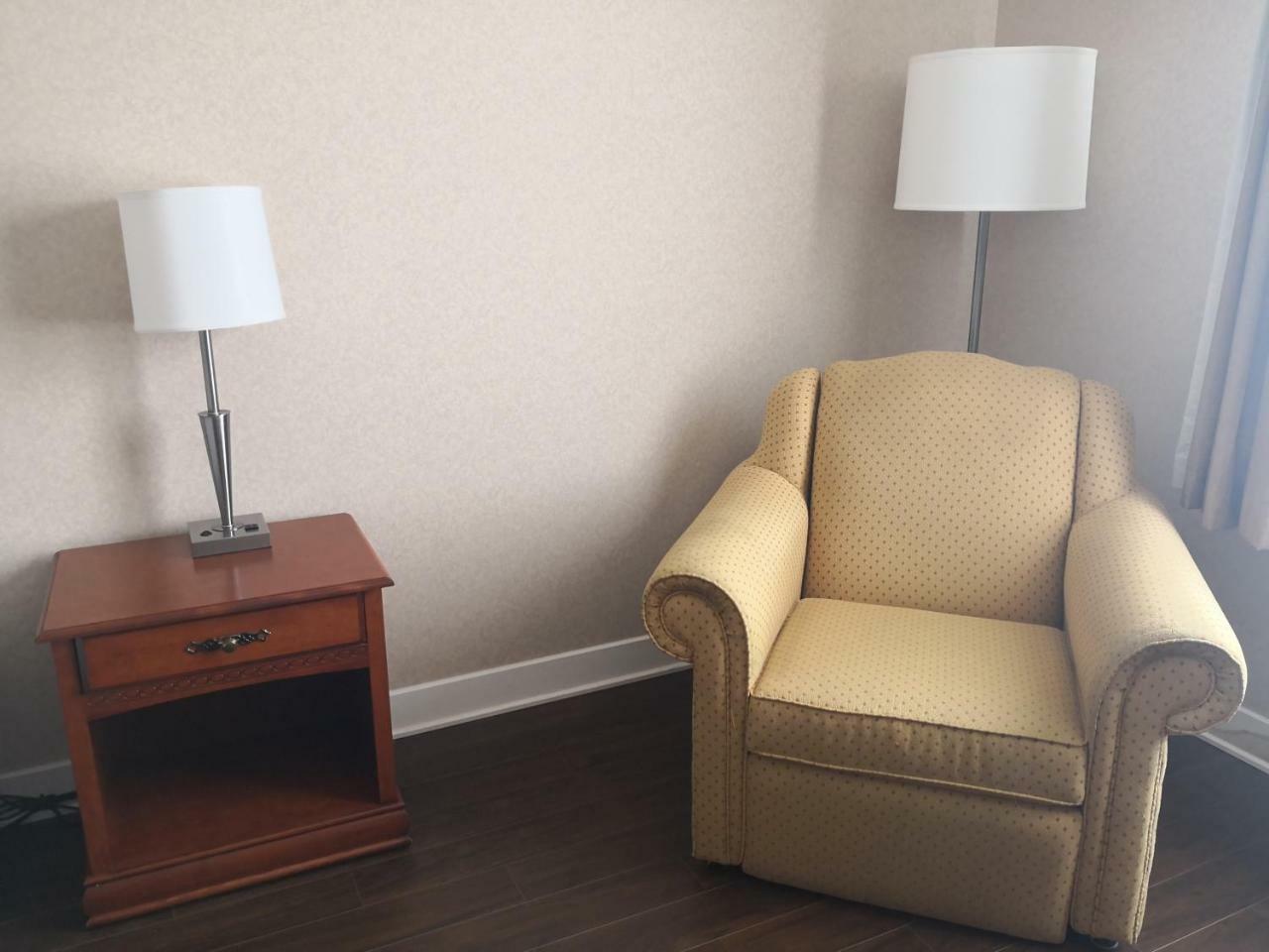 Quality Inn & Suites Хоксбъри Екстериор снимка
